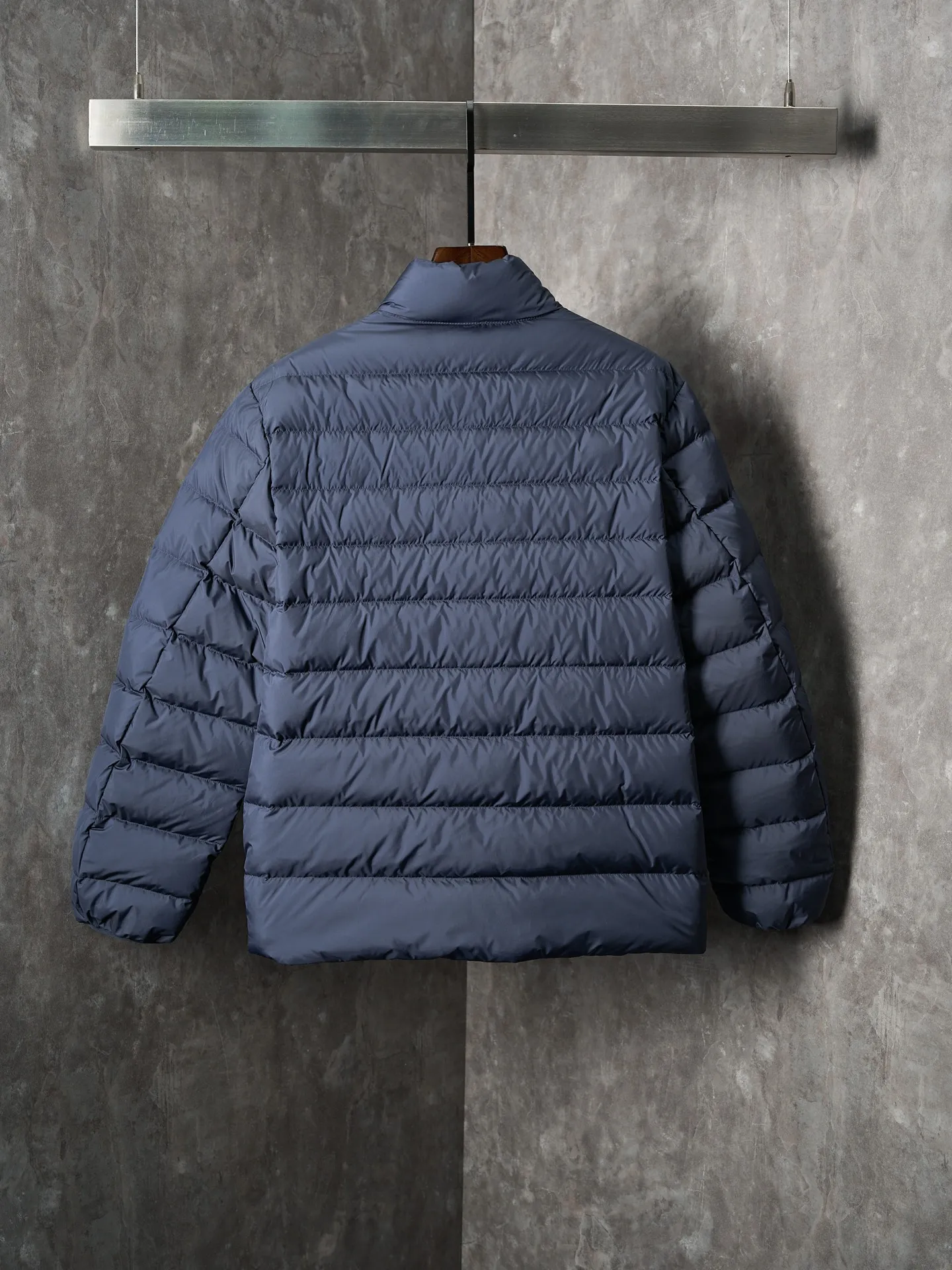 P900 Actual hanging auction】Ralph Lauren/Ralph Lauren pony logo embroidered ribs lightweight down jacket [Ready stock] S M L XL high-quality filling: 90 white duck down is selected, weighing 260g, ensuring excellent thermal insulation performance. After strict screening and processing, the velvet is not easy to drill, ensuring durability. The nylon fabric has good windproof and waterproof properties, which can effectively block the intrusion of wind and rain from the outside. It keeps the interior dry and is suitable for wearing in humid or rainy environments.  The red label on the chest is made with an imported MECLO embroidery machine. The original pattern is scanned first, and then high-quality silk thread is used to make a pattern. The density effect is adjusted by continuous pattern making.  Exquisite details: the zipper design is simple and elegant, easy to operate; the closing design of the cuffs and hem effectively prevents the intrusion of cold wind, improving the warmth and comfort of wearing.  All the hangtags, wash marks, air holes, and four-button buttons are all custom-made using original one-to-one molds.